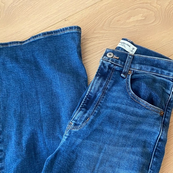 Abercrombie Ultra High Rise Flare medium wash, size 26 - Picture 5 of 6